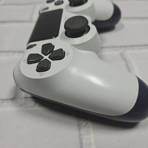 Sony DualShock 4 Wireless Controller PlayStation 4 - white – Broken or for parts - Picture 3 of 7